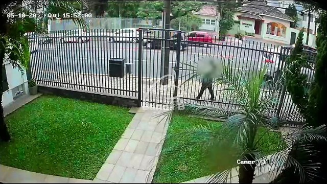 Vídeo mostra mãe e filha sendo atropeladas em ponto de ônibus