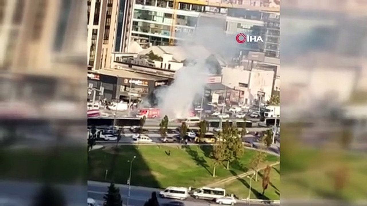 Beylikdüzü E-5 Beykent Kavşağında Araç Yanarak Kül Oldu