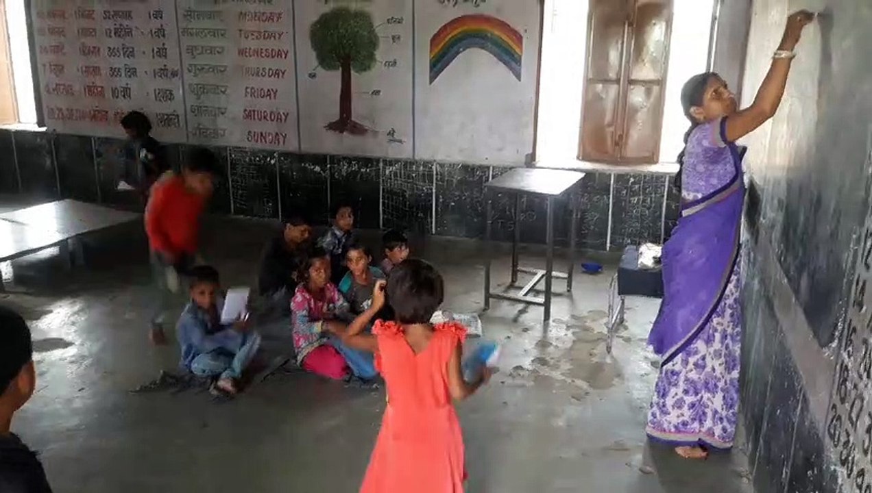 सत्र के तीन माह बीते, छात्रों को नई यूनीफॉर्म क...