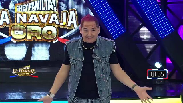 Participante llora al recordar la muerte de su papá