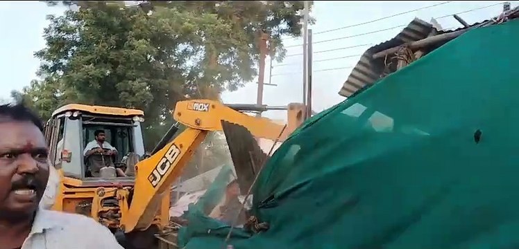 मासूम से दरिंदगी के आरोपी का झोपड़ा और दुकान ढहाए, धार्मिक स्थल की आड़ में कर रखा था कब्जा