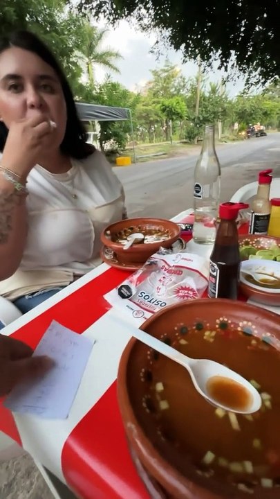 Mujer invita a su novio a comer, pero genera polémica al negarse a pagar la cuenta