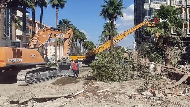 Yıkım esnasında ağır hasarlı bina, orta hasarlı binanın üzerine çöktü