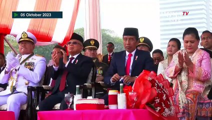 Descargar video: Saat Presiden Jokowi dan Iriana Dibuat Kagum Lihat Formasi 'Fly Pass' HUT ke-78 TNI