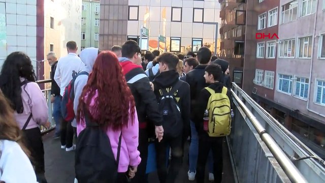 Küçükçekmece Beşyol Metrobüs Durağı'ndaki Yenileme Çalışmaları Yoğunluk Yaratıyor