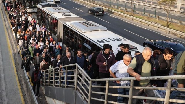 Metrobüs duraklarında yoğunluk oluştu