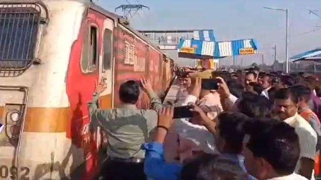बारां: ढोल-नगाड़ों की धुन के बीच सांसद ने दिखाई हरी झंडी, ट्रेन देखने उमड़ा हुजूम, देखिए