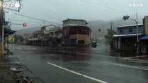 Taiwan, il tifone Koinu soffia oltre i 340 km/h sull'isola delle Orchidee