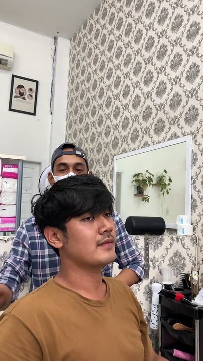 Comma hairstyle