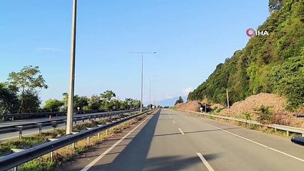 Karadeniz Sahil Yolu'nda Çöp Dağı Oluştu