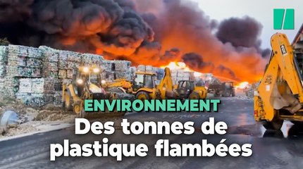 Download Video: En Croatie, un dépôt de plastique détruit dans un gigantesque incendie aux fumées toxiques