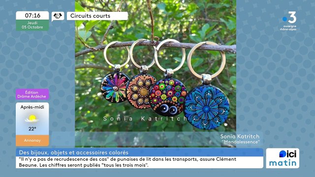 A Dunière-sur-Eyrieux, Mandalessence , des galets, de la déco, des bijoux couverts de petits points colorés.