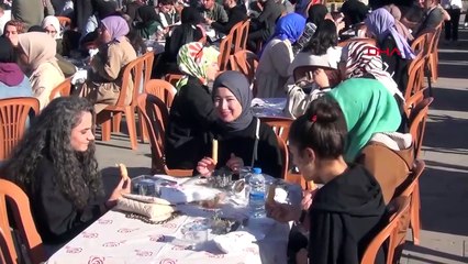 Le gouverneur d'Erzincan, Hamza Aydoğdu, a pris un petit-déjeuner avec des étudiants