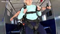 A 104 anni si lancia col paracadute