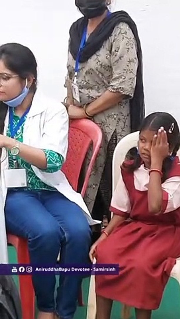 ⁣Ophthalmic checkup of students at the 'Virar Medical & Healthcare camp 2023'
