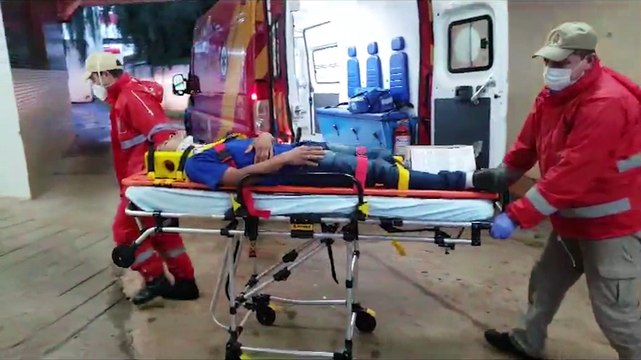 Colisão entre dois veículos Corsa deixa jovem de 22 anos ferido no Guarujá