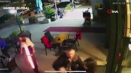Motosikletle kafenin bahçesinden geçti, tepki gösteren kadınlara tekme tokat saldırdı