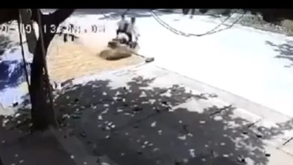 Phơi thóc giữa đường khiến 2 nữ sinh thương vong