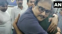 संजय सिंह के पिता से मिलने पहुंचे RJD सांसद मनोज झा, गले लगकर बोले- चिंता करने की कोई बात नहीं