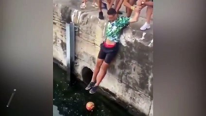 Suya düşen topu böyle almaya çalıştılar