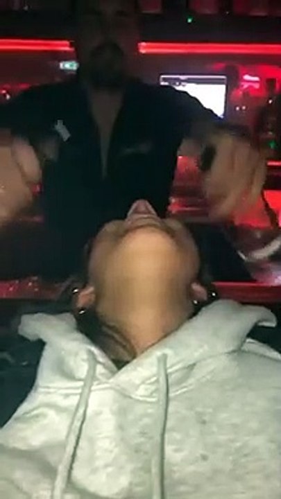 Cette nouvelle technique pour boire un cocktail cartonne sur TikTok (Vidéo) !
