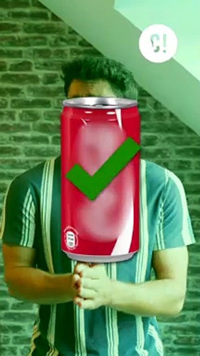 Il boit une canette et trouve une souris à l'intérieur !