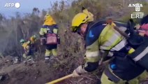 Tenerife, vigili del fuoco al lavoro per estinguere nuovi focolai dell'incendio estivo