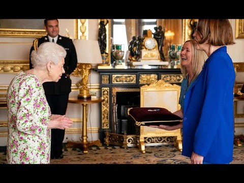 The Queen honours NHS with George Cross