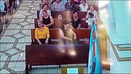 Una madre es grabada enseñando a su hija a robar en una iglesia 