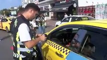 Kadıköy'de denetim sırasında bir taksici kesilen cezaya tepki gösterdi