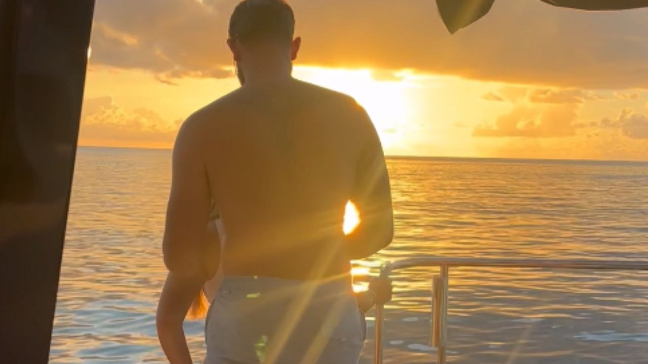 'Best day of my life!' - Girl gets proposed to on a boat trip during the golden hour