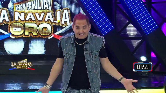 Participante llora al recordar la muerte de su papá