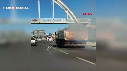 Kamyonun kasasında yanan ağaç dallarıyla ilerlemesi kamerada