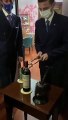 Voilà comment on ouvre une bouteille de vin Château Petrus de 1961 à 12000 dollars ! Du grand art