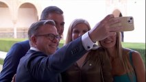 El primer Ministro de Finlandia, Petteri Orpo, y su mujer aprovechan la cita europea en la Alhambra para hacerse un 'selfie' con Pedro Sánchez y Begoña Gómez