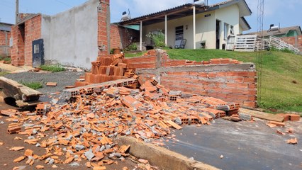 Descargar video: Moradores de Apucarana calculam prejuízos causados pelo temporal