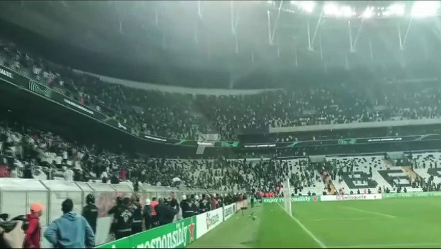 Beşiktaş taraftarı stadı terk etmedi! Şok görüntüler (VİDEO)