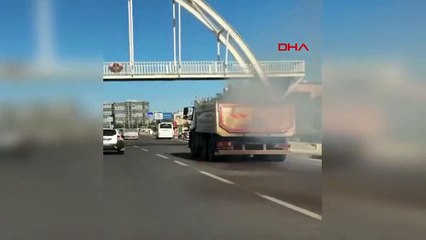 Brûler des branches d'arbres d'un camion sans plaque d'immatriculation a créé un danger pour la circulation