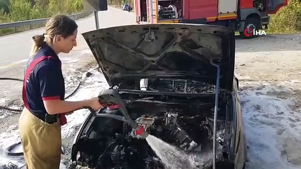 Un moteur de voiture prend feu à Safranbolu