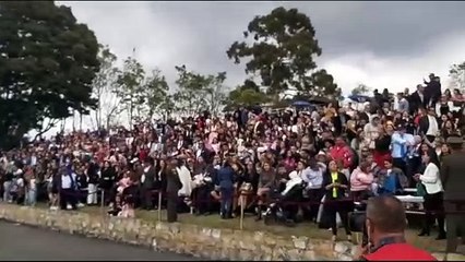 Petro llega tarde a cecremonia de policías