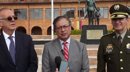 Presidente aseguró que por "dos temas que darán de qué hablar" llegó tarde a ceremonia de ascenso