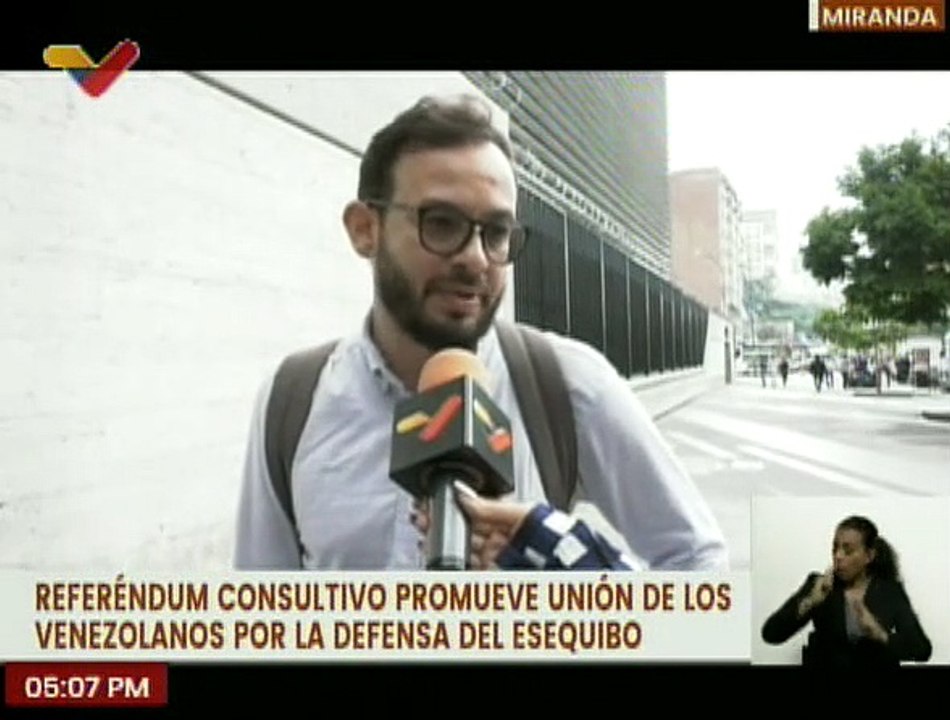 Ciudadanos caraqueños ofrecen su opinión sobre el referéndum consultivo en defensa del Esequibo