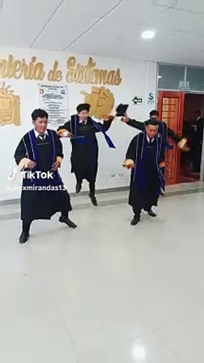 Recién graduados bailan Tinkus