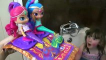 brincando an Piscina com Brinquedos Shimmer e Shine e seus Tesouros Mágicos