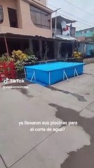 Vecinos llenan piscina para guardar agua por muchos días