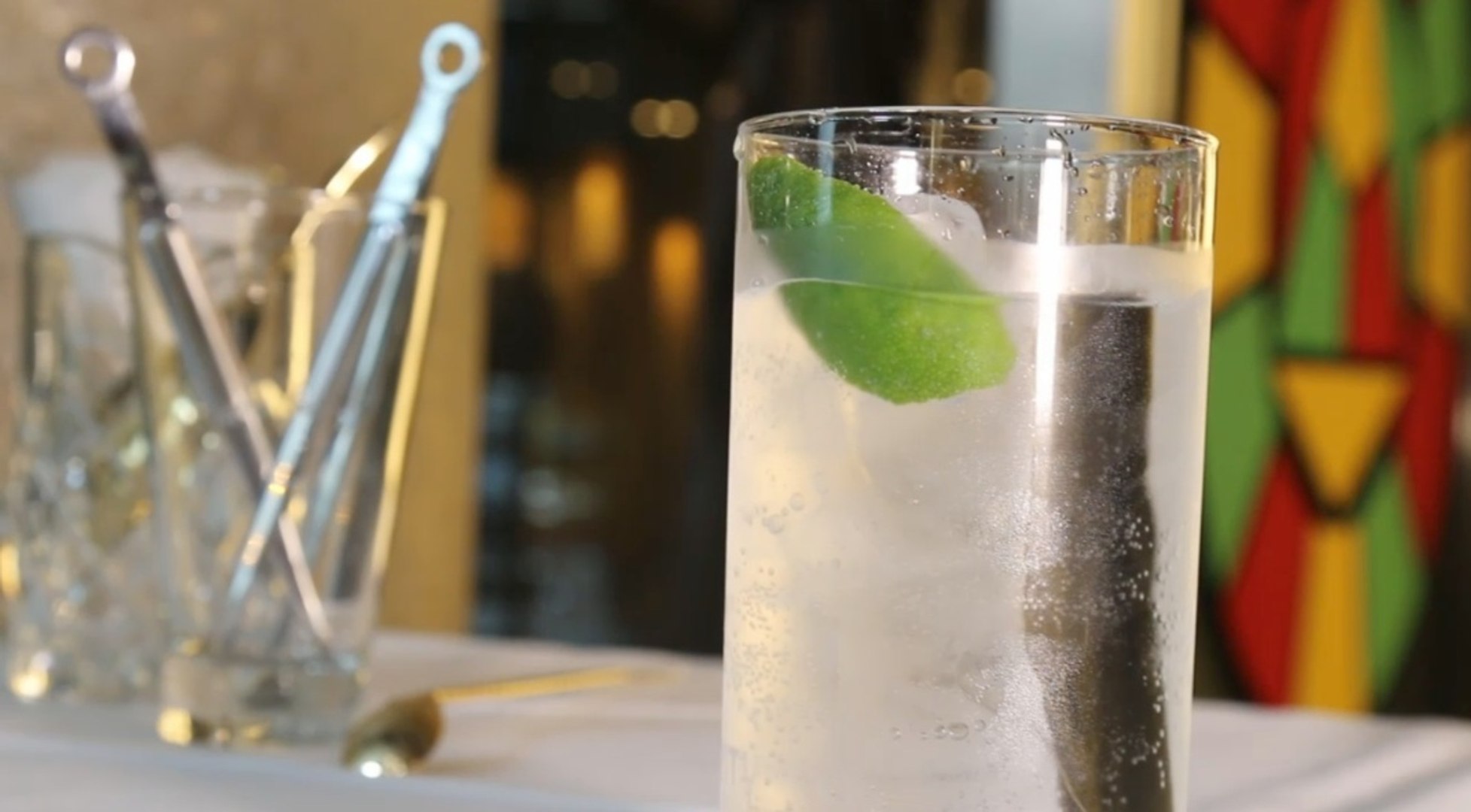 Cóctel de vodka con algas