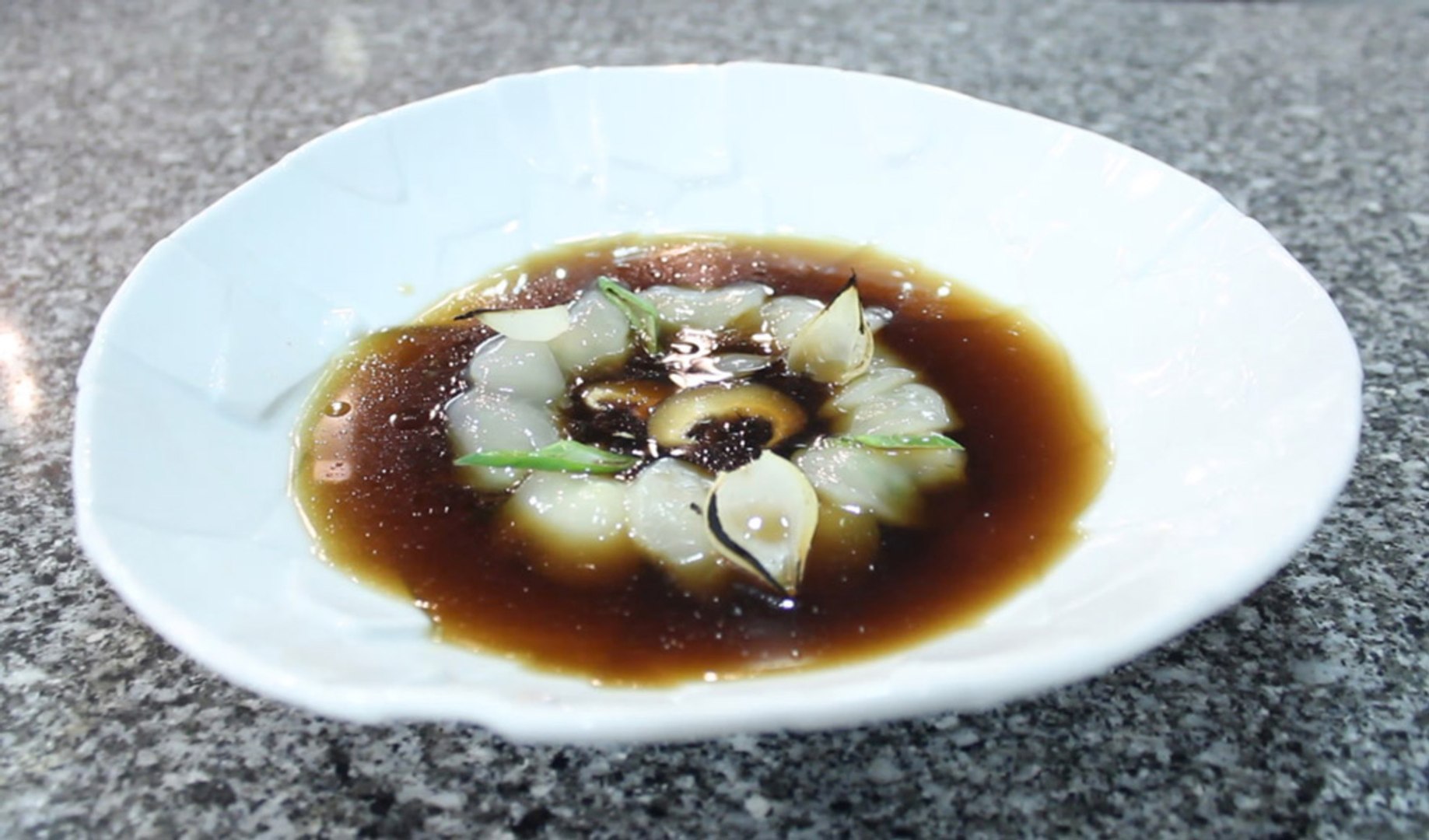 Carpaccio de vieiras con consomé de setas shiitake