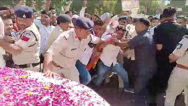 टिकट के विरोध में भाजपा कार्यकर्ताओं ने रोका केंद्रीय मंत्री का काफिला, देखे वीडियो...