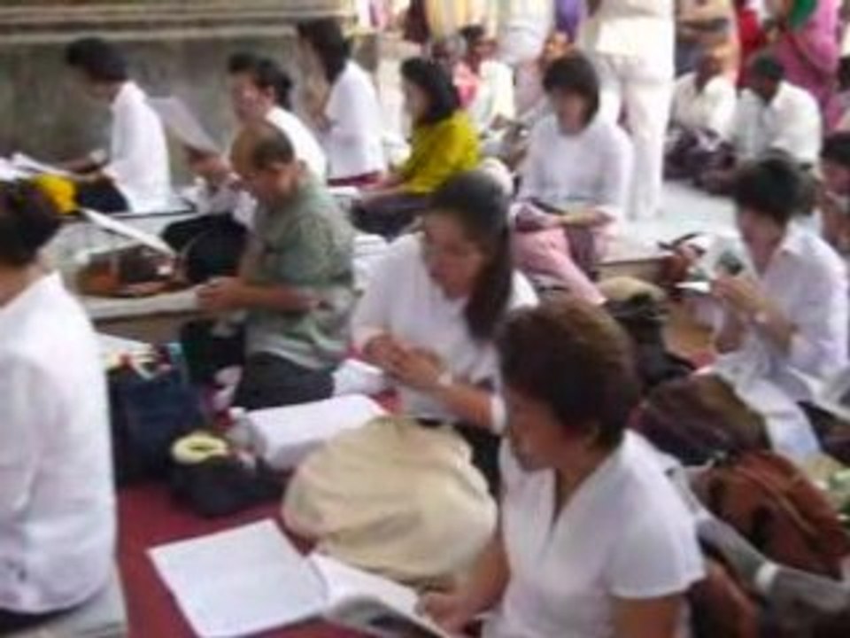 priere a Mahabodhi temple Bodhgaya