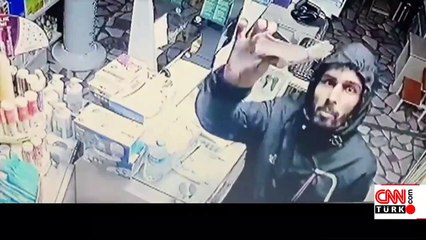 Hem çaldı hem kameraya gösterdi